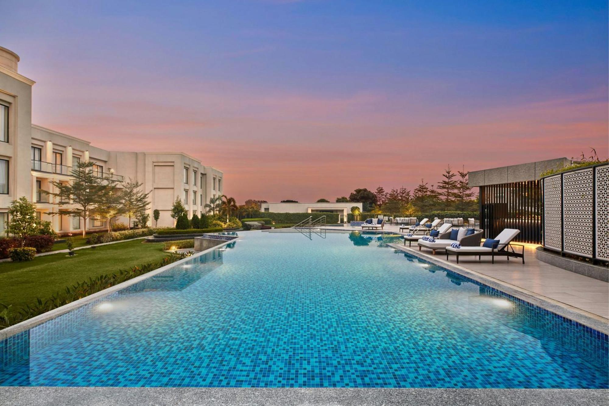 Courtyard By Marriott Gorakhpur Hotel Exterior foto